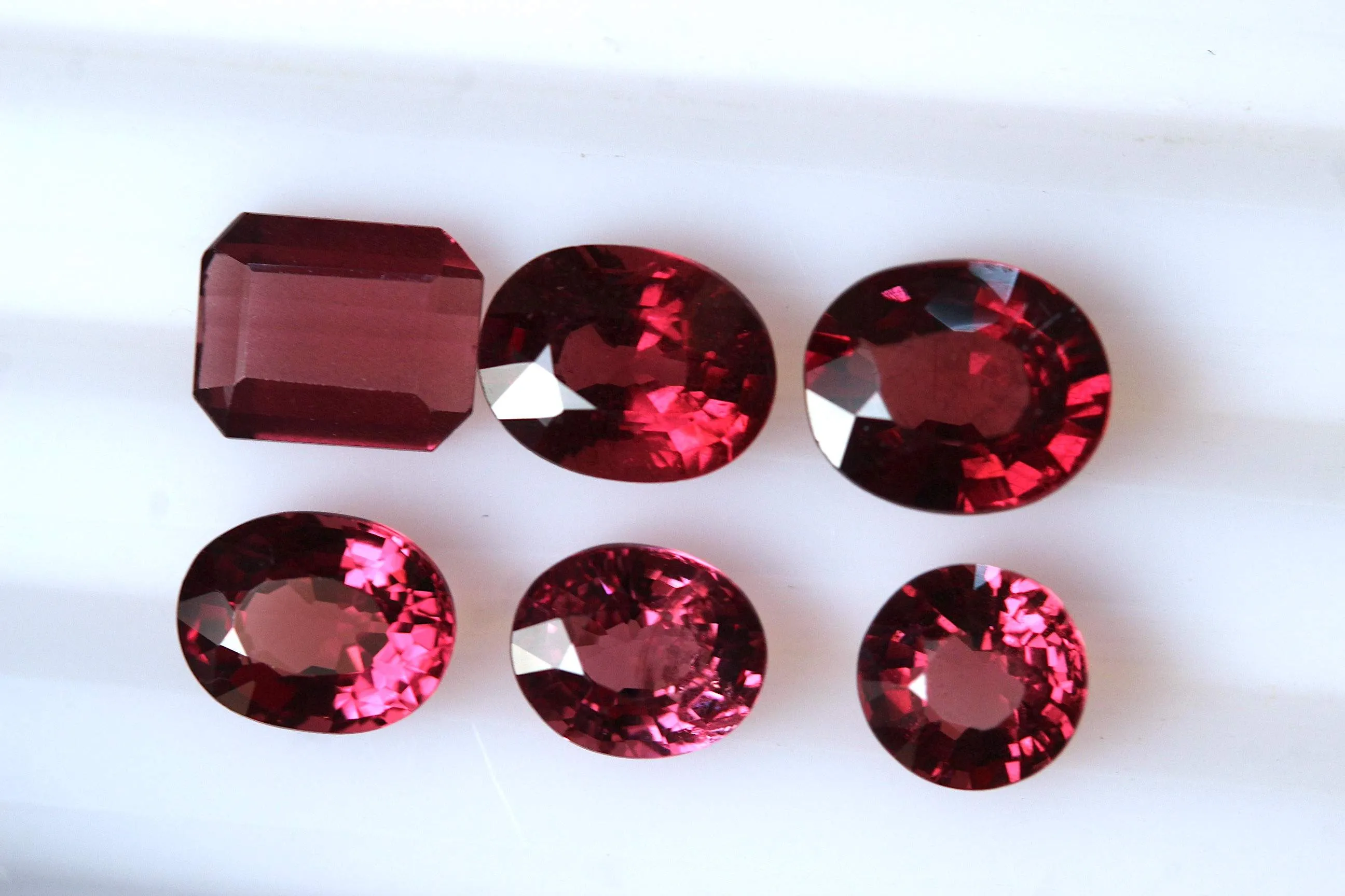 6.60 carats Oval Emerald Cut Round Garnets - Red - Rhodolite Garnets