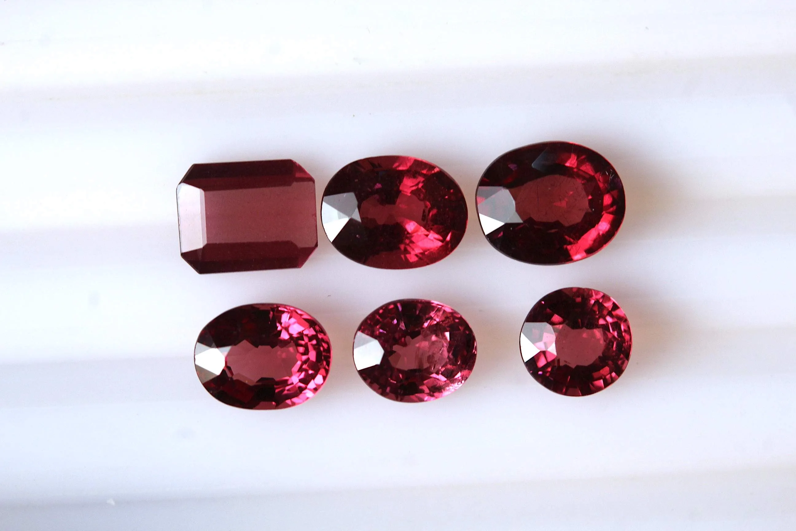 6.60 carats Oval Emerald Cut Round Garnets - Red - Rhodolite Garnets