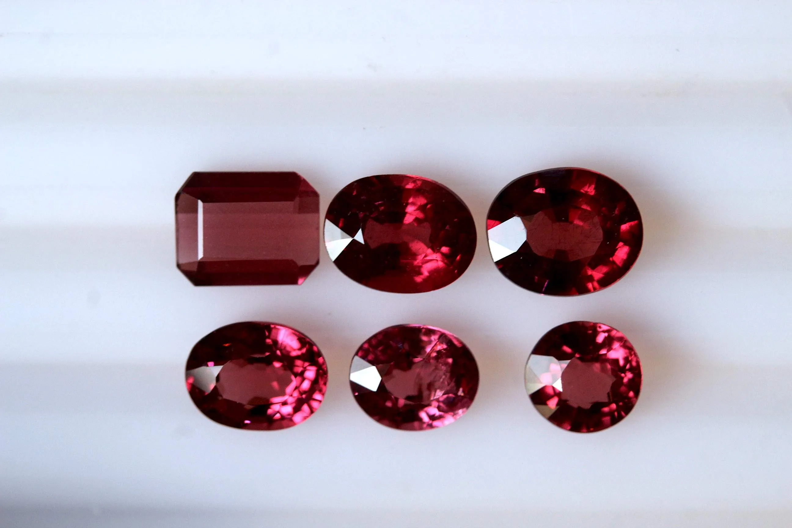6.60 carats Oval Emerald Cut Round Garnets - Red - Rhodolite Garnets