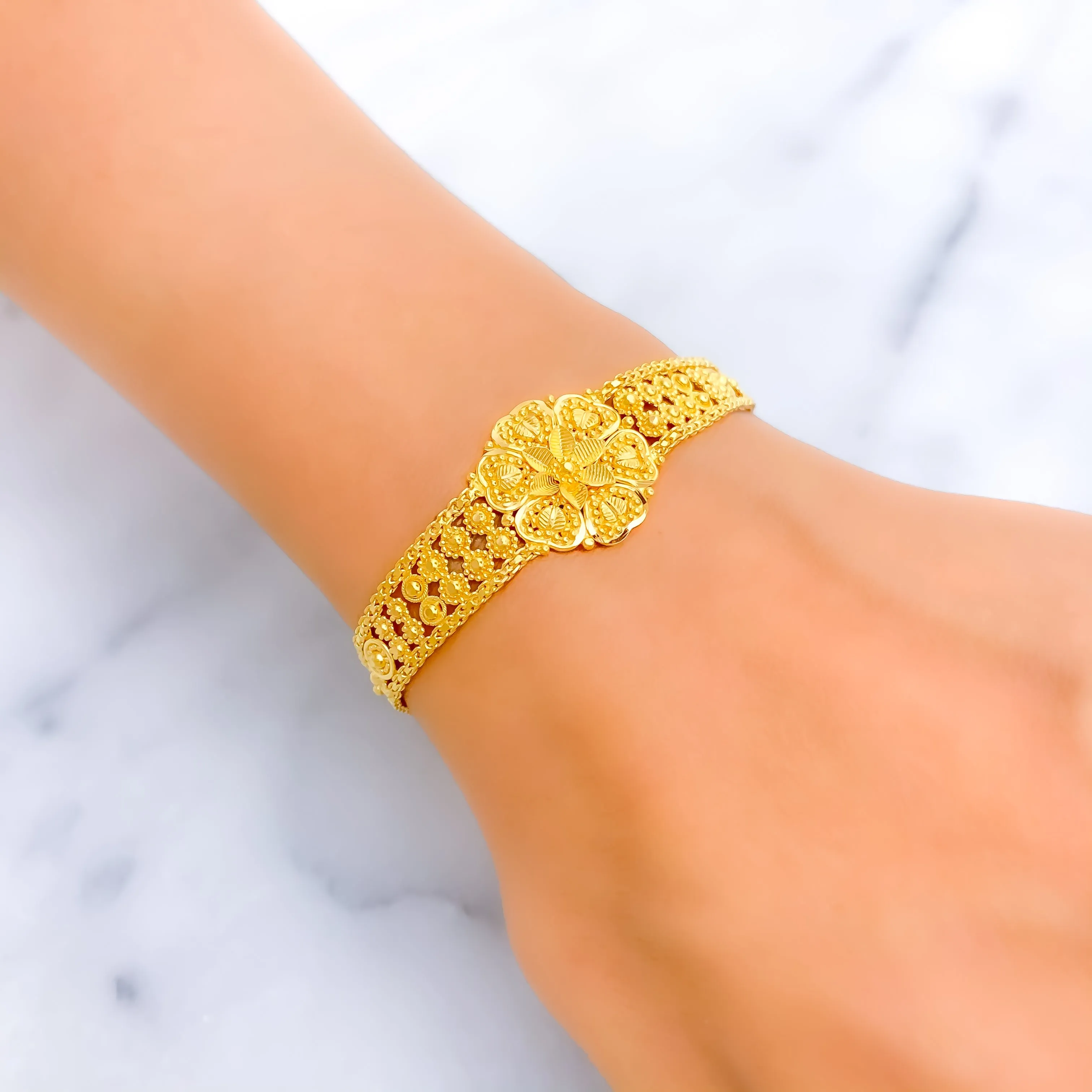 Dynamic Classy 22k Gold Bracelet