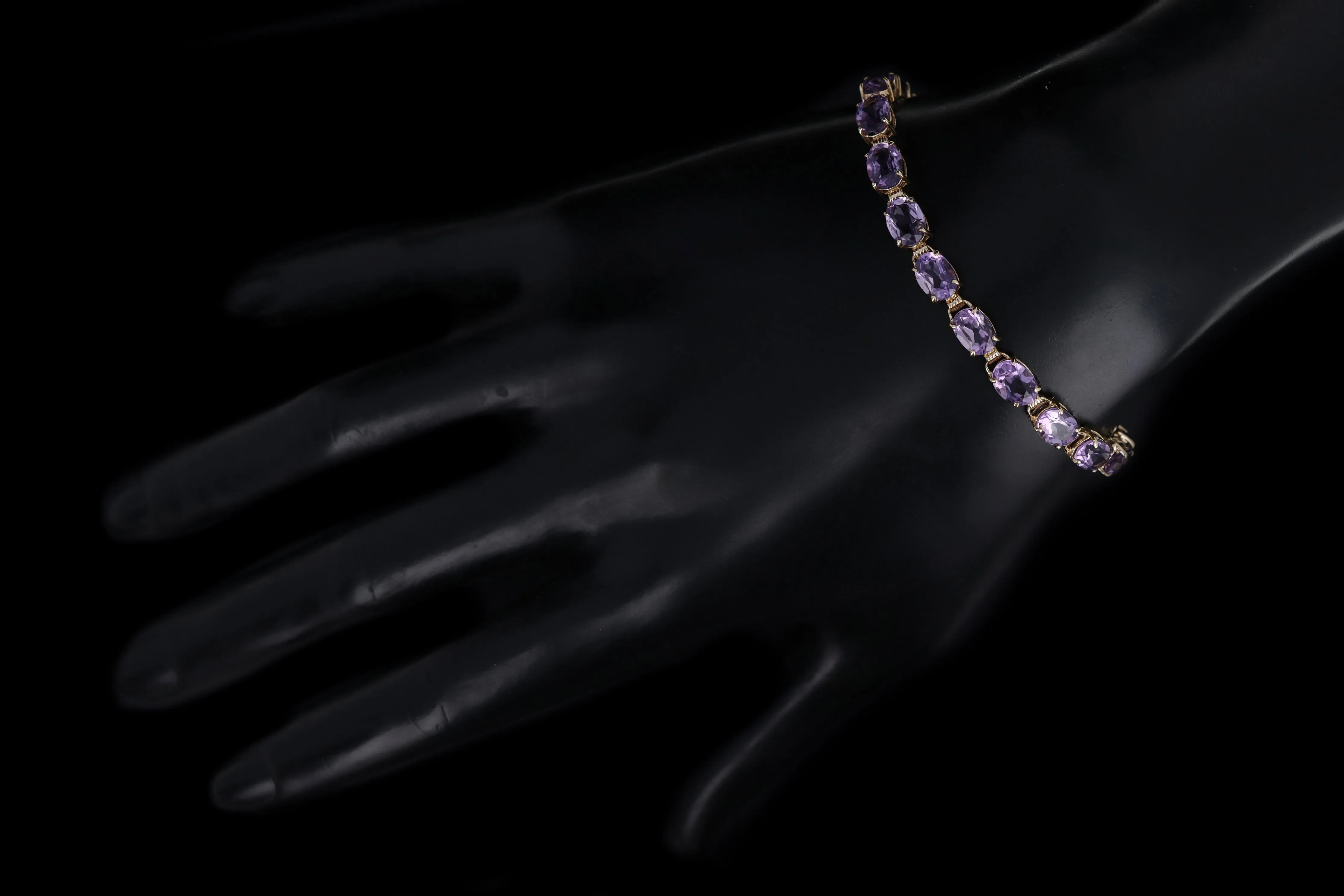 Modern 14K Yellow Gold 14 Carat Total Weight Amethyst Bracelet